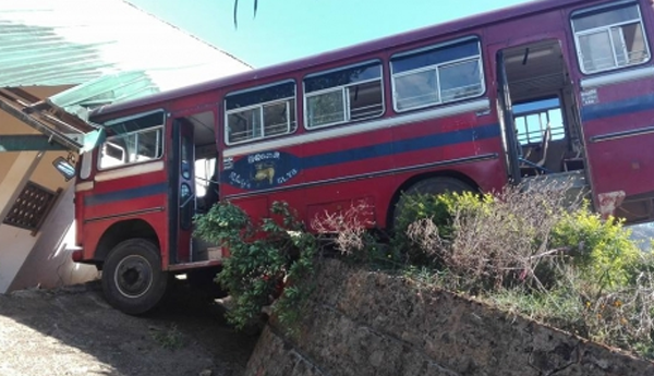 CTB  Bus Entered a House in Poonduloya Dunukedeniya