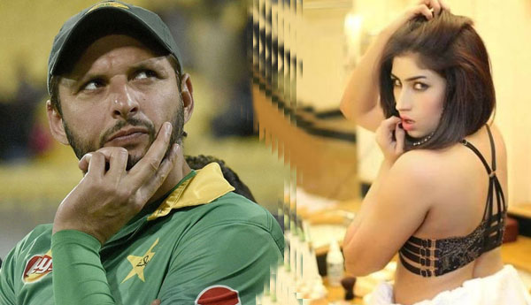 If Pakistan Defeat India PAK Actress to Appear Naked Before Players (Video)