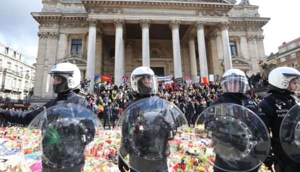 Brussels Police move against Nazi Salute protesters