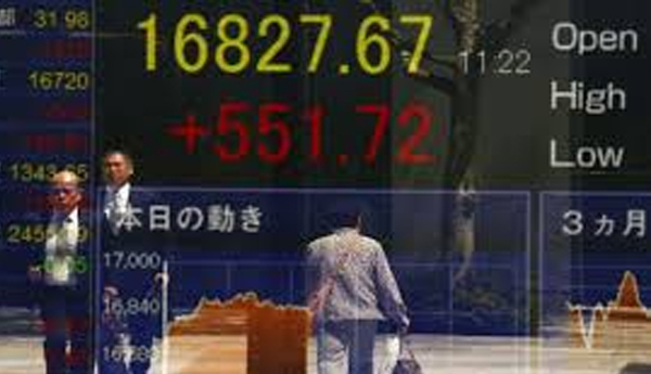 Asia Stocks Slip With Central Banks in Focus, Oil Holds Gains