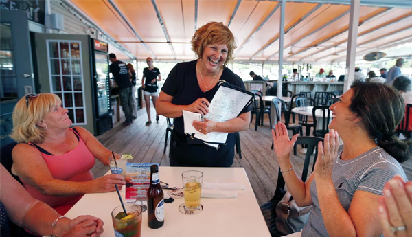 US Maine Governor’s Wife Takes Up Waitressing Job