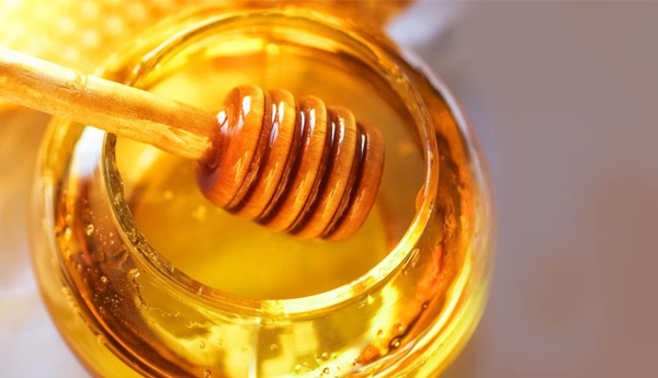4 Simple Ways In Which Honey Can Solve Dry Skin Problems