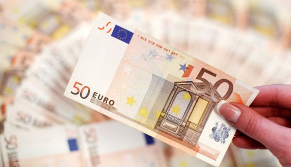 Euro Climbs vs Dollar; Pound Slides