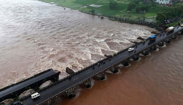 India Bridge Collapsed Resulting Many Missing on Key Goa Highway