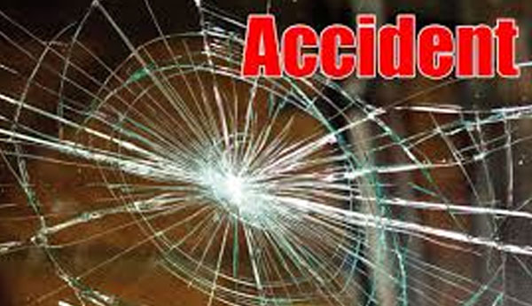 Over Speeding Car Crashes Into a High Tension Power Pole Killing 1 & Injuring 5