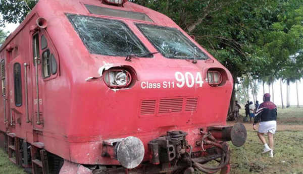 KKS Colombo Bound Utharadevi Train Went Off the Track (Photos)