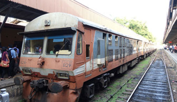 Avisawella to Colombo Train Derailed at  Maharagama , Pamunuwa.