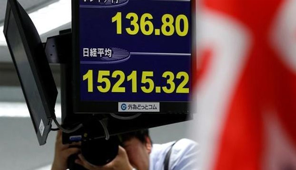 Dollar Soars on US Yield Gains, Asian Shares Wobbly