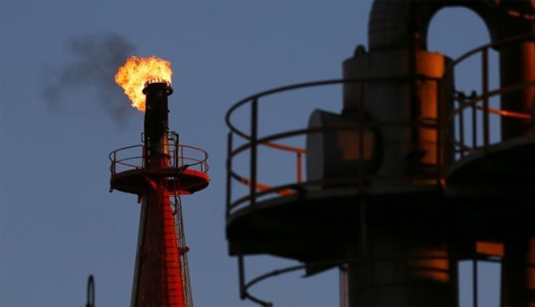 Oil eEtends Losses After Report Shows Surprise US Stocks Build