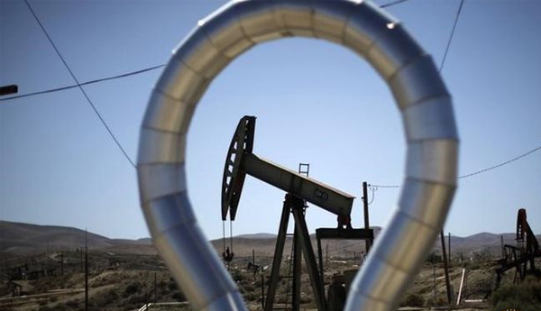 Oil Prices Rise on US Crude Stock Decline, Weaker Dollar