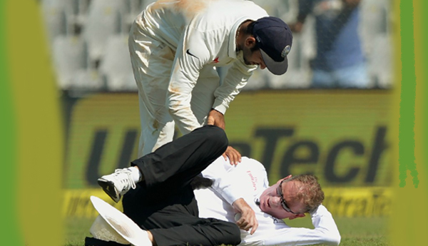 Umpire  Reiffel Sent to Hospital After Blow to Head