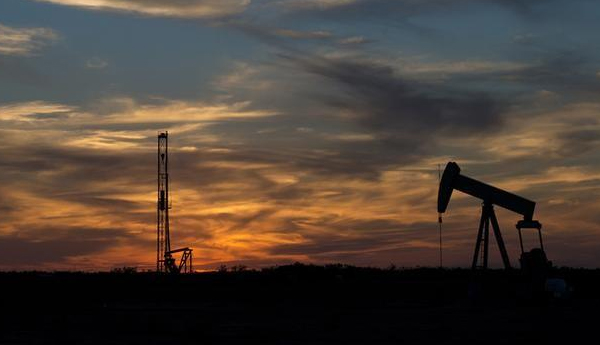 Oil Prices Fall as Production Creeps up Ahead of Announced 2017 Output Cut