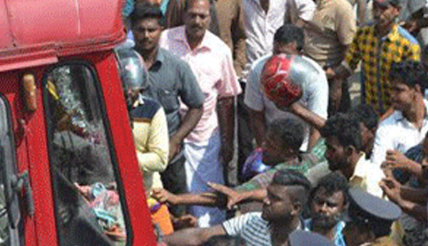 Clash in  Newly Opened  Vavuniya Bus stand