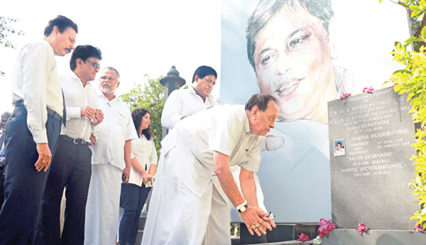 Speaker  &  Ministers  at the Grave of Lasantha Wickrematunge on his 8th Anniversary