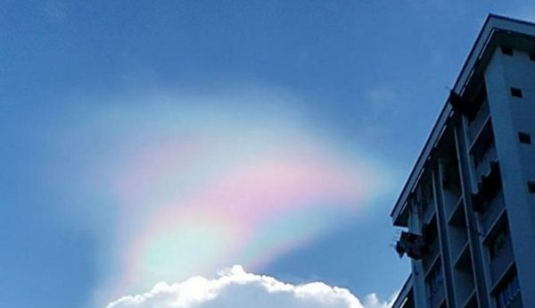 Singapore Fire Rainbow Cloud Phenomenon Lights up Sky