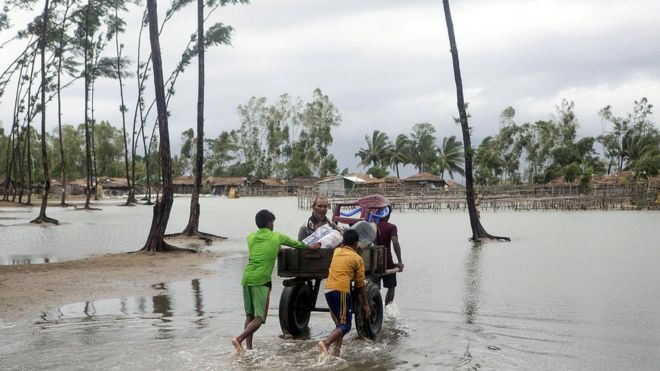 Cyclone Mora: Bangladesh fishermen missing after storm