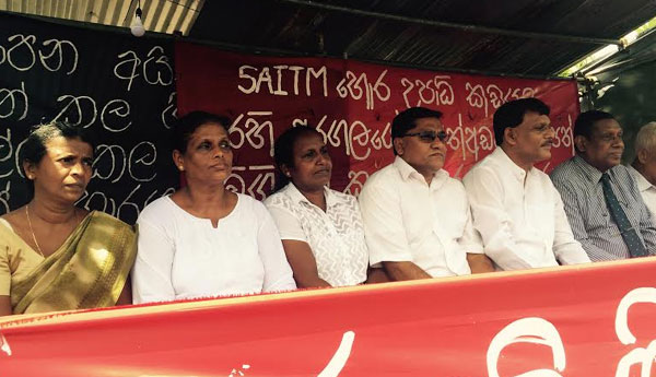 JVP Participates in Anti SAITM Group Fasting at Colombo Fort