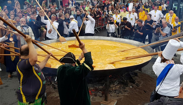 Largest omelette with 10,000 Eggs Cooked in Belgian town Largest omelette with 10,000 Eggs Cooked in Belgian town