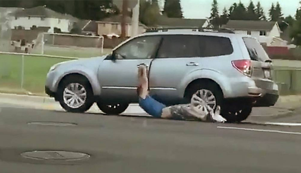 Washington Kent City Car Robber Dragged to the Police Naked