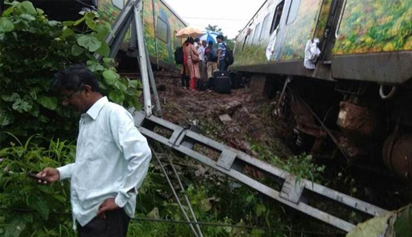 Mumbai-Nagpur Duronto Express Derails at Asangaon, Train Movement Affected