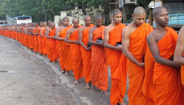 1000 Buddhist Monks Flocks Together To Pay Sil Cloth  Money Rs 50 million