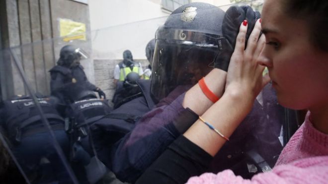 Catalan referendum: ‘Hundreds hurt’ as police try to stop voters