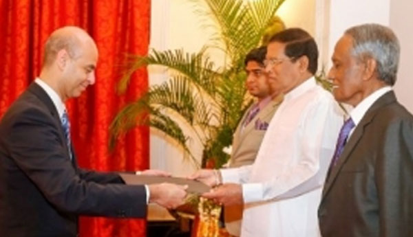 Five New Envoys Present Credentials to President