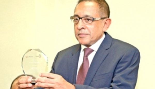 Minister Kabir Hashim Receives Global Award
