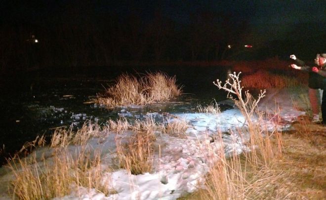 US Officer Plunges Into Frozen Pond To Rescue Boy
