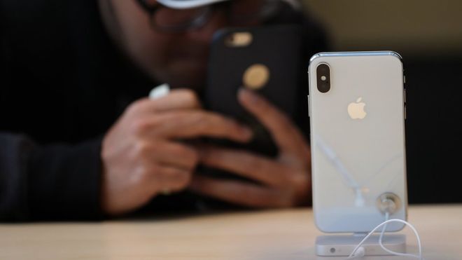 Apple Sells Fewer Phones But Profits Rise