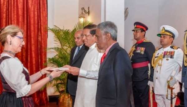 Five New Envoys Present Credentials to President