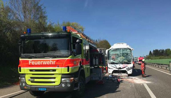 Swiss Road Accident 15 Sri Lankan Tourists Injured