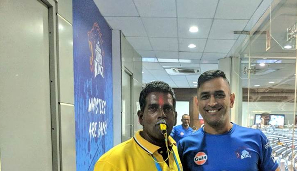 IPL 2018: MS Dhoni Spent Time with Ground Staff on Labour Day, See Pics