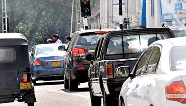 Heavy traffic reported in Nittambuwa, Warakapola, Kegalle and Kandy Heavy traffic reported in Nittambuwa, Warakapola, Kegalle and Kandy