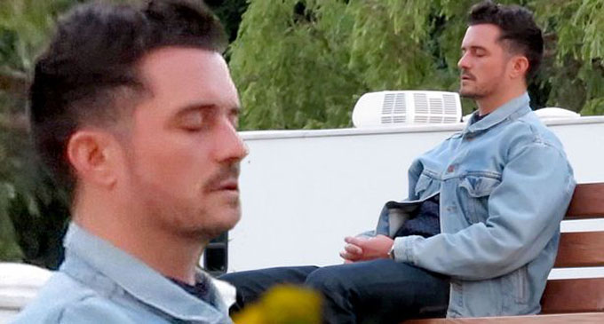 Orlando Bloom takes catnap in public park