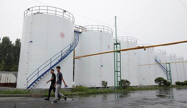 Oil Slips as US Crude Stockpiles Show Surprise Build