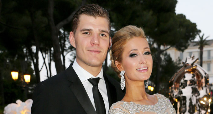 Paris Hilton postpones wedding with Chris Zylka