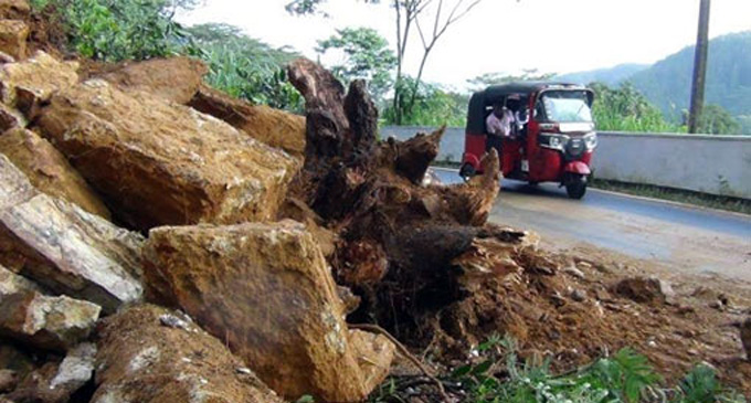 Hatton – Colombo Road restricted due to earth slide [UPDATE]