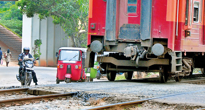 Drivers who ignore railway crossing signals face Rs.25,000 fine Drivers who ignore railway crossing signals face Rs.25,000 fine