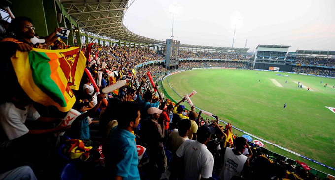 Sri Lankan supporters clean stadium after match [VIDEO]