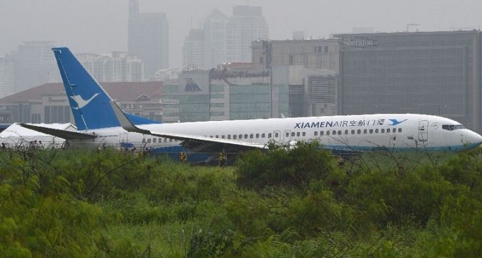 Chinese plane slides off Manila airport runway
