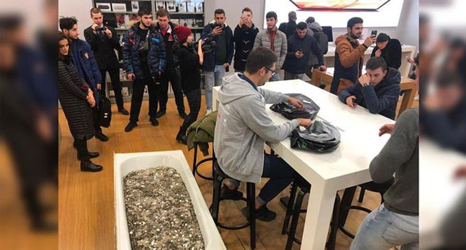 Russian man pays for iPhone XS with a bathtub full of coins