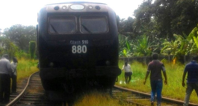 Batticaloa-bound train derails at Avukana