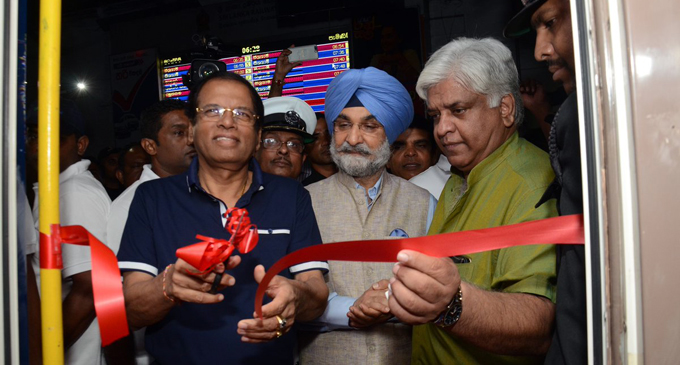 ‘Uttara Devi’ takes off to Kankesanthurai with new S-13 locomotive power set ‘Uttara Devi’ takes off to Kankesanthurai with new S-13 locomotive power set