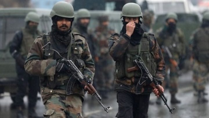 Bomb kills 40 Indian paramilitary police in convoy