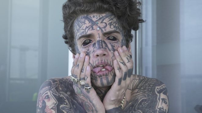 Ethan Bramble: Tattooed model mocks arrest warrant in Australia