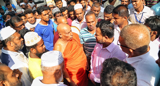 Minister Rishad visits conflict hit Minuwangoda [PICTURES]