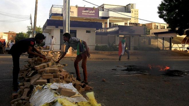 Sudan crisis: Talks stall as military demands barricades removed