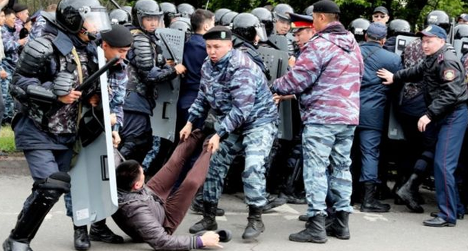 Kazakhstan election: Hundreds arrested in poll protests