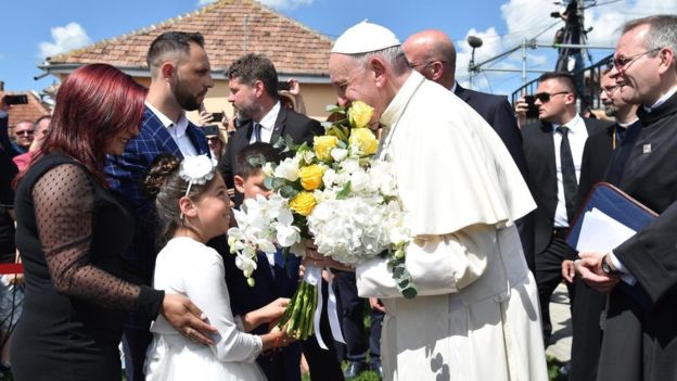 Pope Francis apologises to Roma for Catholic discrimination